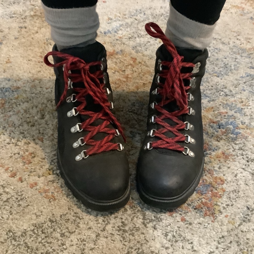 Sorel Ainsley Black Boots with Red Laces